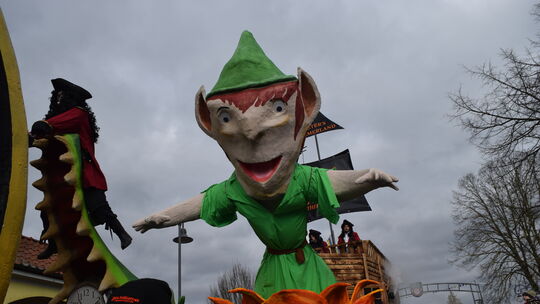 Da schwebt er über dem närrischen Volk, das den bunten Zug genoss, der Peter Pan der Beckelumer Thekengeister.