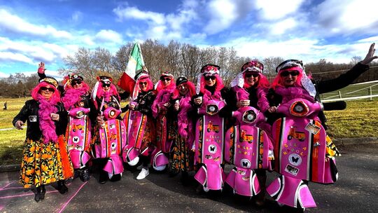 Die Tanzgruppe Betzdorf-Scheuerfeld bietet wie in jedem Jahr ein entzückendes Bild mit ihren farbenfrohen Kostümen.
