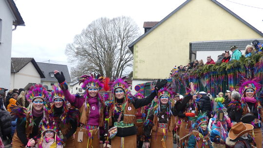 Als farbenfrohe Indianerinnen begeisterten die „Funtastiks“ die zahlreichen Narren entlang der Zugstrecke in Spabrücken.