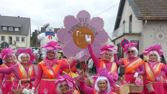 Farbenfroh waren die Turnerfrauen beim Zug in Spabrücken als „Flower Ladys“ erschienen.