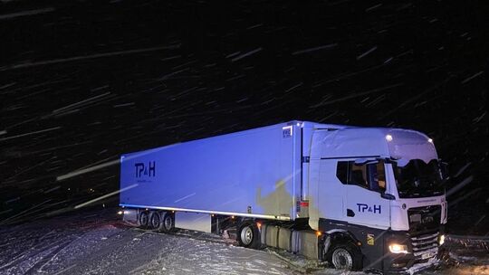Sattelschlepper behindert Fahrstreifen Sattelschlepper behindert Fahrstreifen
