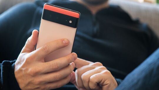 Ein Mann tippt auf einem Google Pixel 6