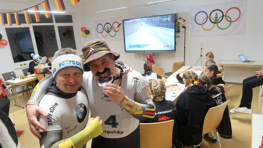 "Jacki" (Christian Pfeifer) und "Axel" (Daniel Müller mit Schnäuzer und Medaille) als Doubles passend zum Motto Olympia des Brac