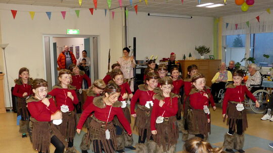 Ganz allerliebst anzusehen sind die "Dancing Girls"des TV Meisenheim in ihren Kostümen. Sie hatten sogar ein Schiff mitgebracht.