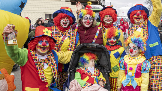 Helau in Neustadt! Auch hier haben am Karnevalssonntag die Narren das Sagen auf den Straßen.