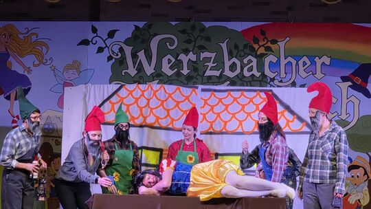 Zwerge, Rotkäppchen, Schlümpfe und Prinzessinnen tummelten sich bei der Saalfastnacht in Niederwörresbachauf der Bühne. Zwerge, Rotkäppchen, Schlümpfe und Prinzessinnen tummelten sich bei der Saalfastnacht in Niederwörresbachauf der Bühne.