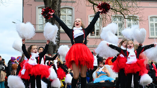 Gute Stimmung herrscht in Remagen beim Zug an Karnevalssonntag.