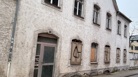 In den vergangenen Jahren wurde das Alte Bürgermeisterhaus immer wieder mutwillig beschädigt. Kaputte Fenster mussten notdürftig