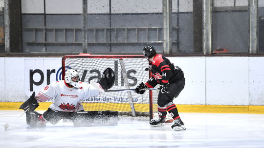 Der US-Amerikaner Dylan Florit erhöht in dieser Szene zu Beginn des zweiten Drittels freistehend auf 5:0. Trotzdem mussten die R