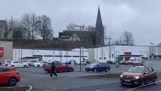 "Q’damm Center" heißt das neue Fachmarktzentrum in Altenkirchen seit dem 12. Januar. Wir fragten Besucher, was sie von diesem Na