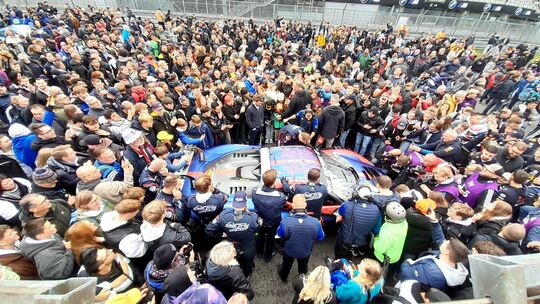 Rummel um den Superstar: Schon im vergangenen Jahr zog Max Verstappen die Massen an.