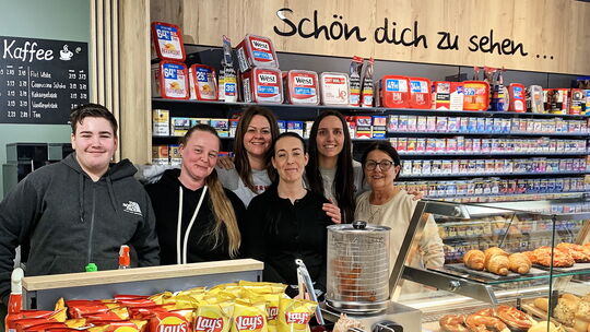 Mit viel Leidenschaft geht das Team der bft-Tankstelle in der Bahnhofstraße in Wirges mit (vorne von links) Joel Sahm, Janina Ca