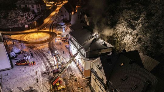 Bei einem Brand am Fastnachtssonntag in der Hauptstraße behinderte starker Schneefall die Einsatzkräfte. Am Ende hatten die Wehr