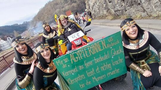 Ahrbrück: Die Kleopatras aus Ahrbrück haben und verbreiten Spaß. Der Typ auf dem Quad sei aber nicht ihr Pascha, versichern sie.
