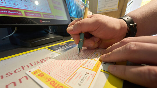 Sechs Richtige: Bei der Ziehung am Samstag hat ein Tipper oder eine Tipperin aus Rheinhessen eine halbe Million Euro gewonnen (S Sechs Richtige: Bei der Ziehung am Samstag hat ein Tipper oder eine Tipperin aus Rheinhessen eine halbe Million Euro gewonnen (S