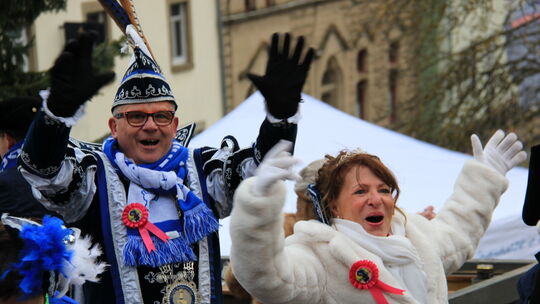 Kempenich: Prinz Ralf II. und Prinzessin Gaby I. genießen sichtlich das Bad in der Jecken Menge am Karnevalssonntag.
