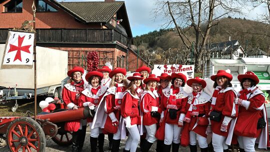 Adenau: Das elfte Regiment, mit Standarte und Regimentskanone.