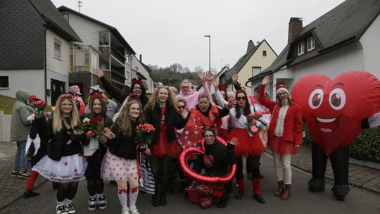 Passend zum Valentinstag gab es für die Frauen am Straßenrand Rosen von dieser Gruppe. Passend zum Valentinstag gab es für die Frauen am Straßenrand Rosen von dieser Gruppe.