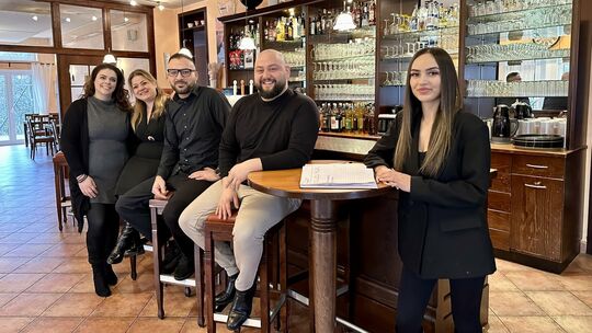 Das Dionysos ist ein türkisch-griechischer Familienbetrieb. Inhaber Erdem (2. von rechts) erhält Unterstützung von Ehefrau Funda