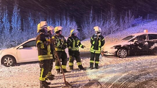 Auf der B256 bei Rengsdorf sind mehrere Fahrzeuge im Schnee verunglückt.