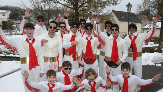 Als Elvis, King of Rock'n'Roll, präsentierte sich der TuS Volkesfeld beim Umzug im Ort.