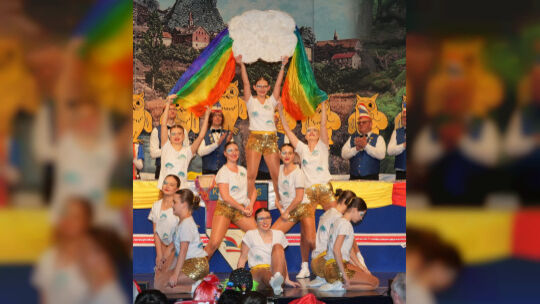 Nächstes Highlight: Die große Garde begeistert mit ihrem Showtanz – auch „im Regen“ sitzt jeder Schritt.