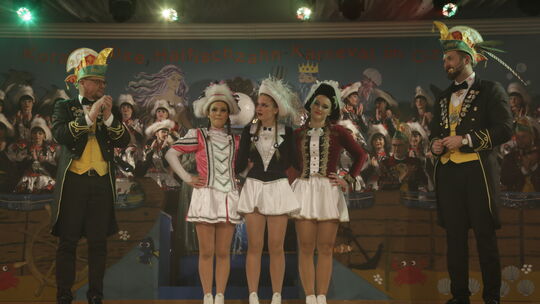 BKG-Vorsitzender Dirk Kaps (links) und Sitzungspräsident Yannick Simon (rechts) mit den drei Tanzmariechen Viktoria Bozhilova, J