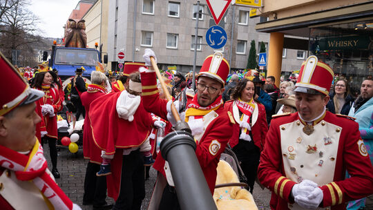 Achtung: Gleich knallt es. Und wird bunt. Die Konfettikanonen werden gestopft.
