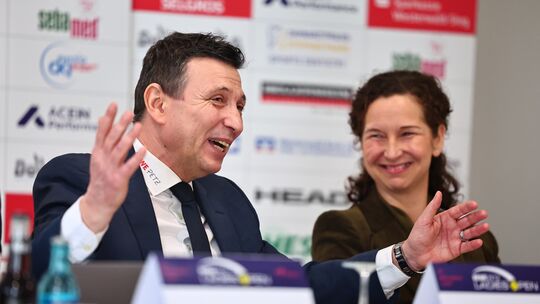 Turnierdirektor Razvan Mihai (links) freut sich nach intensiver Vorbereitung auf den Turnierstart.