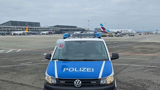 Polizei fängt Luftballon am Flughafen ab