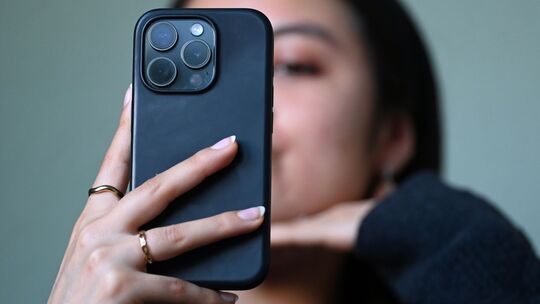 Junge Frau nimmt Selfie auf