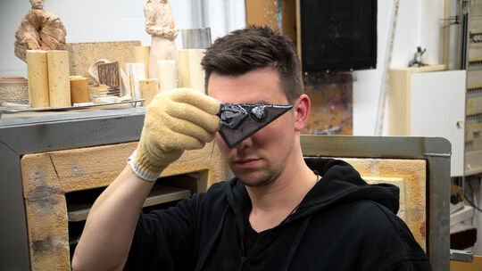 In der Kombination verschiedenster Techniken lotet Paul Heyduck nicht nur materielle Grenzen aus, sondern erforscht zugleich auc