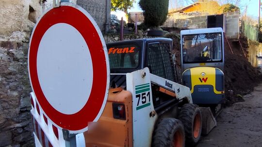 Auf einer Länge von mehreren Metern war am St. Peterweg eine Grundstücksmauer auf die Straße gefallen, die Aufräumarbeiten began