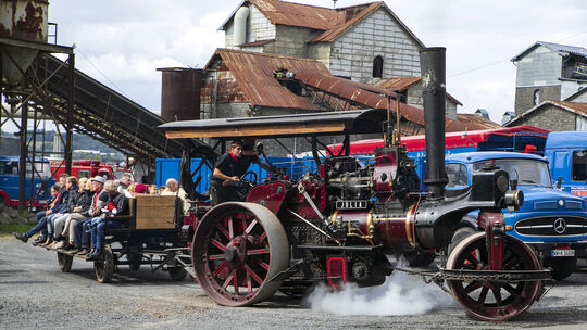 Bei dem Stöffelfest 2024 versetzen die großen Oldtimernutzfahrzeuge die Besucher wieder ins 20. Jahrhundert. Auch die schönsten Bei dem Stöffelfest 2024 versetzen die großen Oldtimernutzfahrzeuge die Besucher wieder ins 20. Jahrhundert. Auch die schönsten