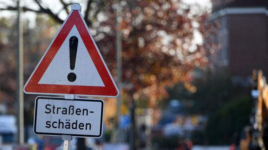 Schlaglöcher, Risse: Straßenschäden sind auch in Rheinland-Pfalz ein Thema. Das wechselhafte Winterwetter der vergangenen Wochen