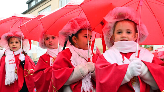 Oberwinter: Fröhliche Jecken feiern den Straßenkarneval am Rosenmontag. Oberwinter: Fröhliche Jecken feiern den Straßenkarneval am Rosenmontag.
