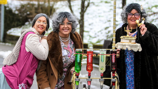 Diese "Omas" schenken beim Bücheler Umzug ordentlich ein. Diese "Omas" schenken beim Bücheler Umzug ordentlich ein.