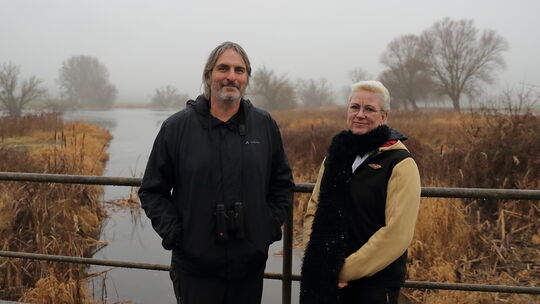 Jörg Hilgers und Tanja Stromberg stehen vor dem Bereich, der unter den Folgen der Ölkatastrophe bis heute Spuren davonträgt.