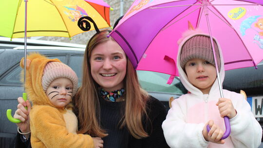 Gut beschirmt: Zum Auftakt des Zuges in Altenburg gibt es einen fiesen Regen.