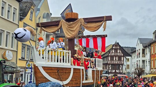 Die Flohhopser Seesbach waren mit ihrem Schiff einer der größten Wagen beim Kirner Rosenmontagsumzug.