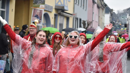 Die Garde aus St. Goarshausen hat trotz schlechten Wetters gute Laune. Die Garde aus St. Goarshausen hat trotz schlechten Wetters gute Laune.