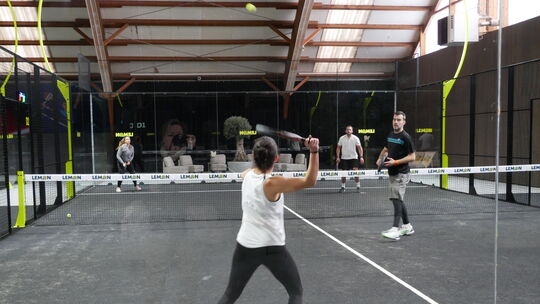 Die Belegung der neuen Padel-Plätze in Höhr-Grenzhausen hat sich gut entwickelt. Viele Spieler probieren den neuen Sport noch au