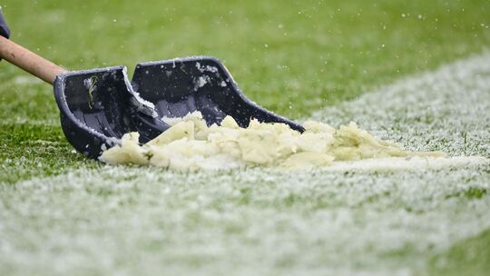 Schnee auf dem Fußballfeld