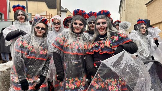 Nauort: Gruselig schön kommen die Wirscheider Frischlinge mit "Dias de los Muertos" daher.