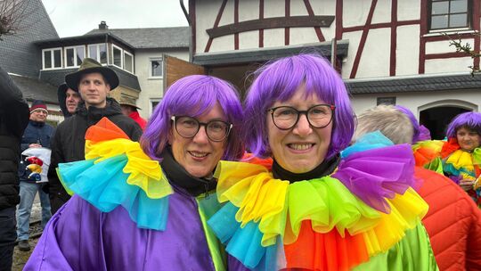 Diese beiden Damen strahlen schon aus weiter Ferne, bereit in Dickenschied zu feiern.