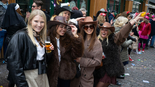 Beste Laune hat diese Gruppe Cowgirls beim Rosenmontagszug in Koblenz.