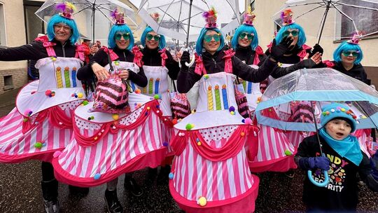 Nauort: Zum Anbeißen sind die Lecker-schmecker-Törtchen-Bäcker von den Juxbunne. Ihre farbenfrohen Kostüme sind ein Lichtblick b