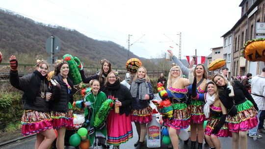 Mexikanisch viel Farbe und Freude tragen diese Mädels zum Rosenmontagszug in Müden bei.