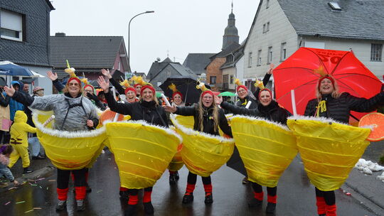 Als spritzige Cocktails, allerings mit Regenwasser verdünnt, waren die Tänzerinnen von den Flashlights im Umzug in Stipshausen m