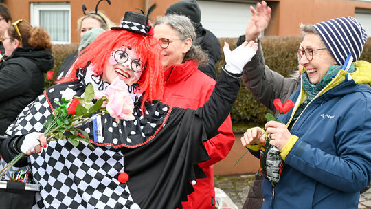 Rosen bringen die Neyer Frauen den Besuchern am Rosenmontagsumzug mit, der sie von Kratzenburg über Ney nach Halsenbach bringt.